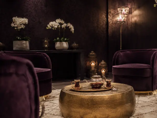 Kadife koltuklu, çay masalı bekleme salonu — Kağıthane, Masaj Salonun