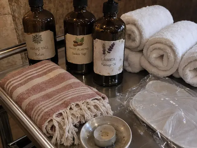 Masaj yağı şişeleri, rulo havlular ve pembe peştemal — Kağıthane, Masaj Salonun